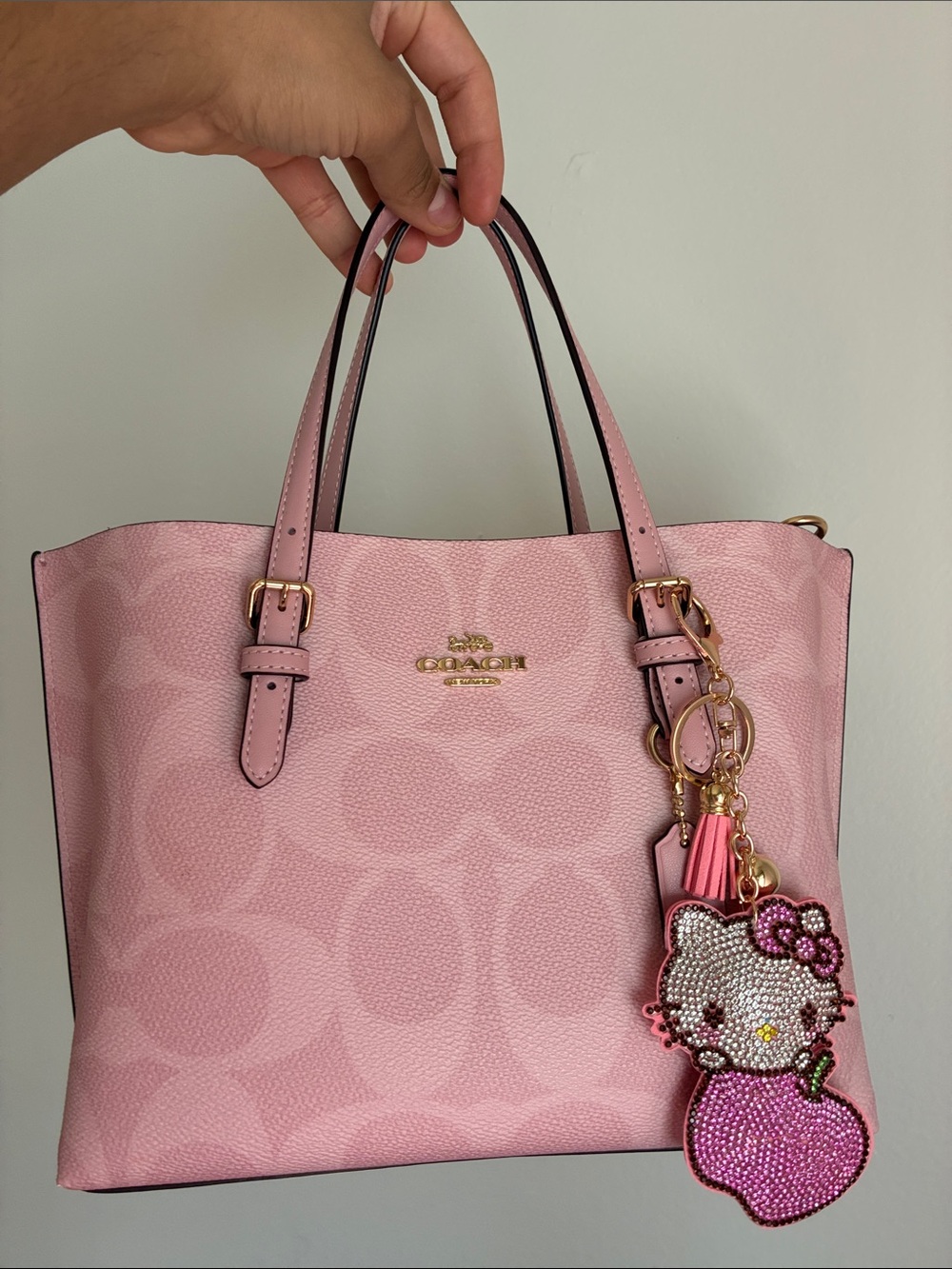 2/$20🎀 Sparkling Hello Kitty Pink Crystal Keychain